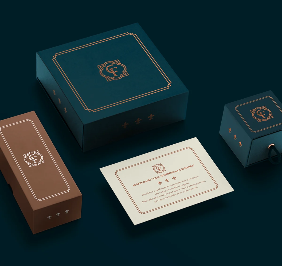 Caixas de embalagem azul-petróleo e marrom com monograma dourado 'CF', ao lado de cartão de agradecimento, identidade visual da marca Casa Ferreira