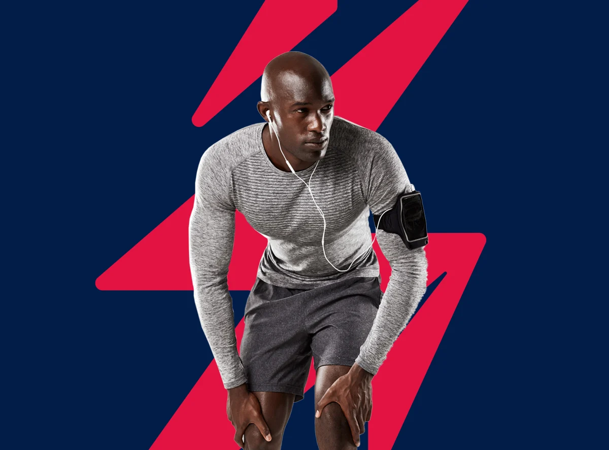 Mockup de roupa esportiva com atleta usando roupa fitness cinza e logotipo abstrato vermelho, identidade visual com apelo esportivo do Dr. Ednor Godeiro, médico endocrinologista especializado em performance física