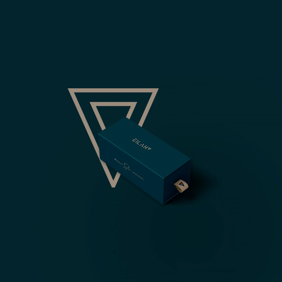 Embalagem azul-petróleo com logotipo dourado 'Eilah' e emblema triangular, identidade visual para joalheria de luxo