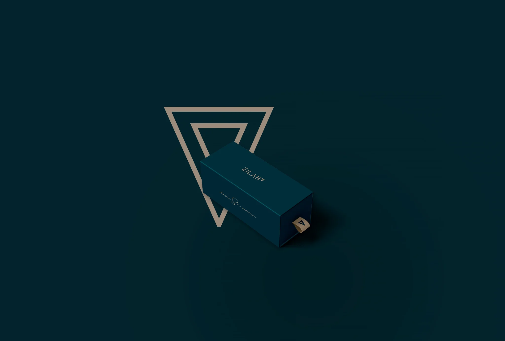 Embalagem azul-petróleo com logotipo dourado 'Eilah' e emblema triangular, identidade visual para joalheria de luxo